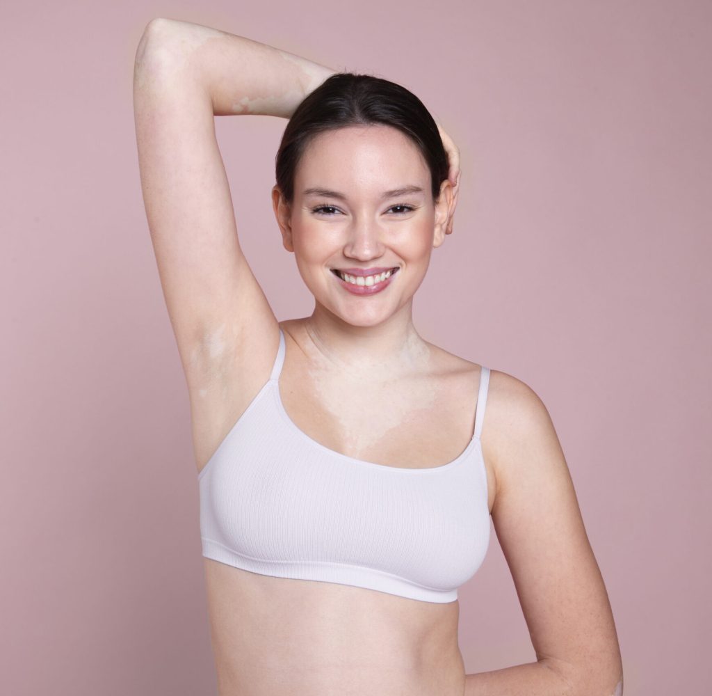 portrait-de-femme-souriante-a-coup-moyen